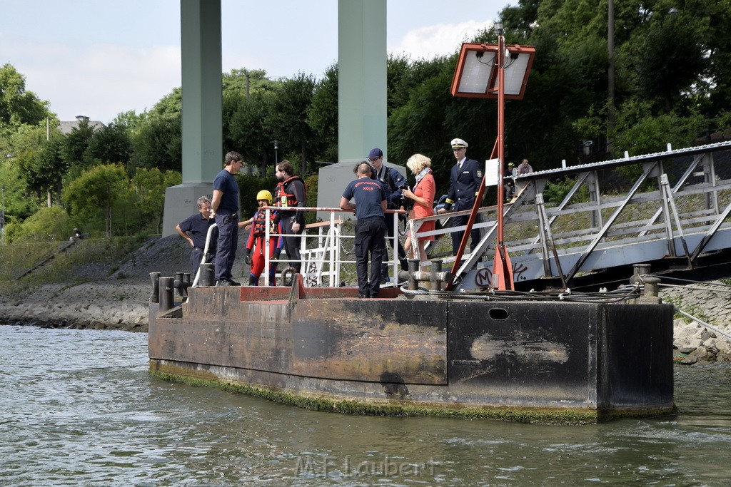 Uebung BF Taucher und Presse Koeln Zoobruecke Rhein P052.JPG - Miklos Laubert